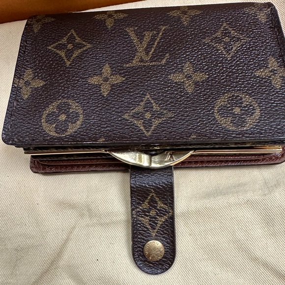 Authentic Louis Vuitton kiss lock wallet - Picture 9 of 12
